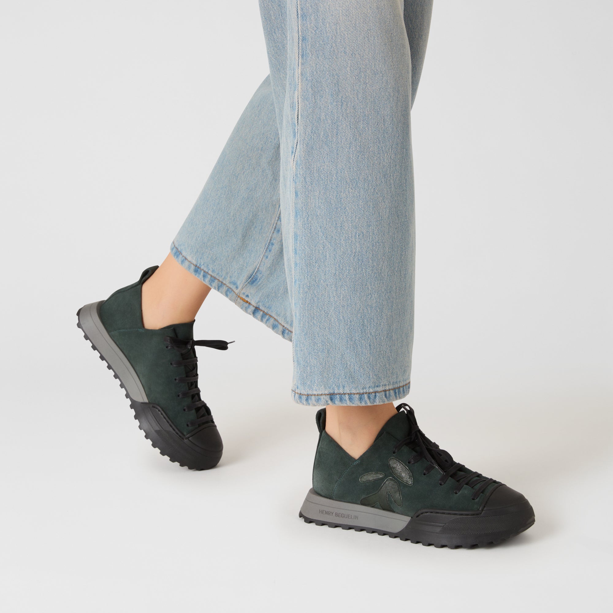 Sneaker in Suede