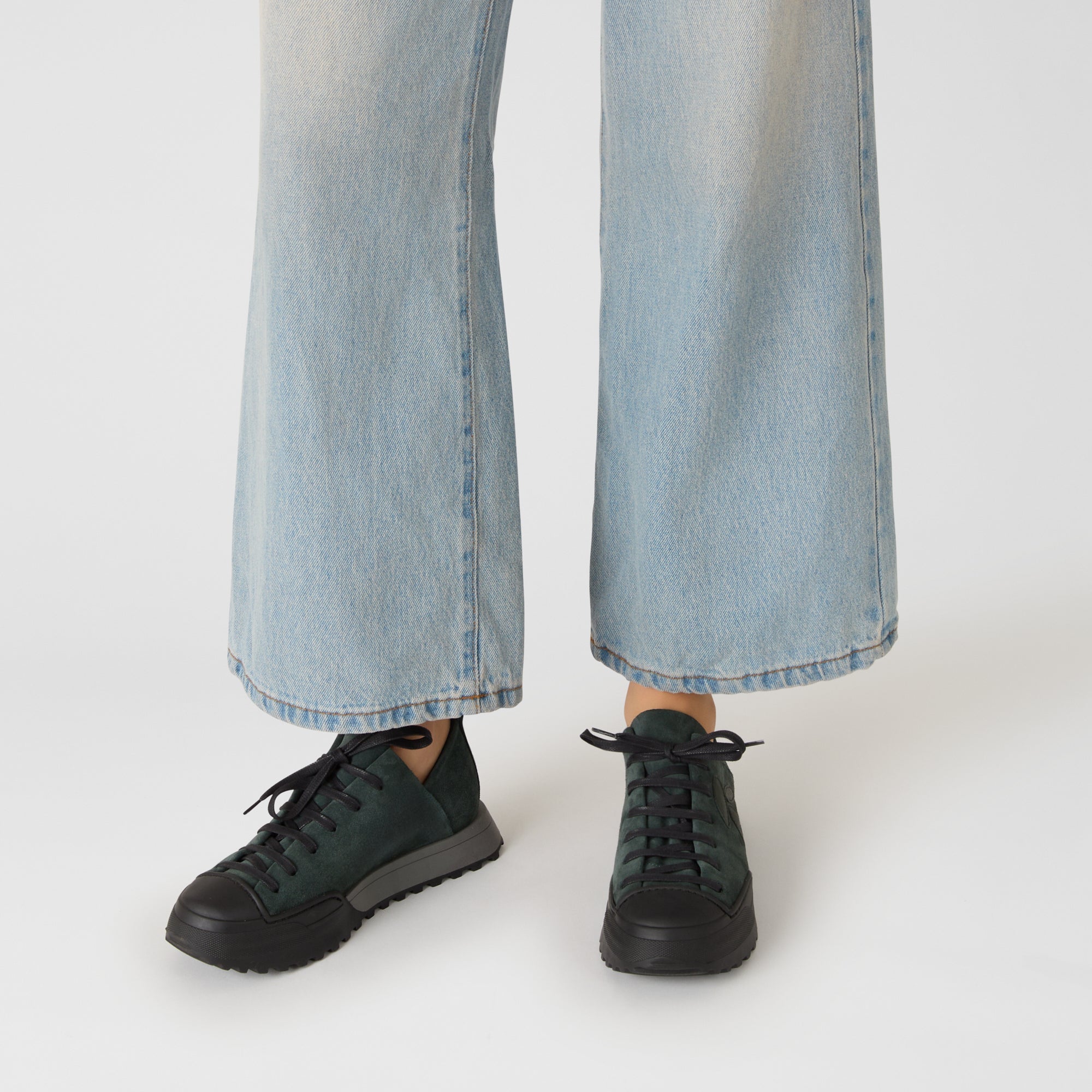 Sneaker in Suede